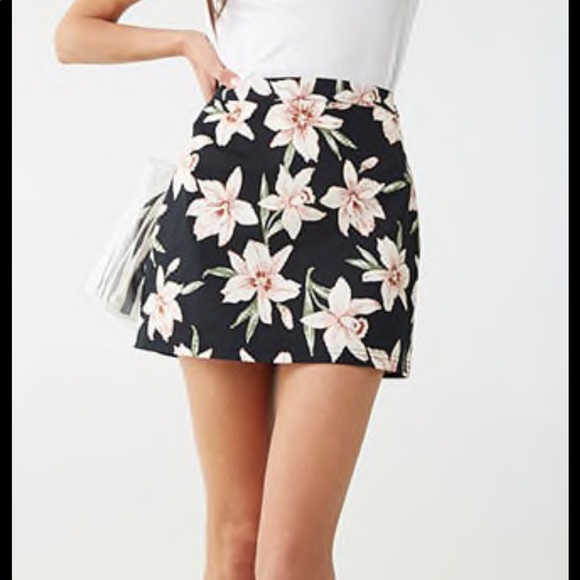 5/$25 Forever21 black Orchid floral skirt - Picture 4 of 6